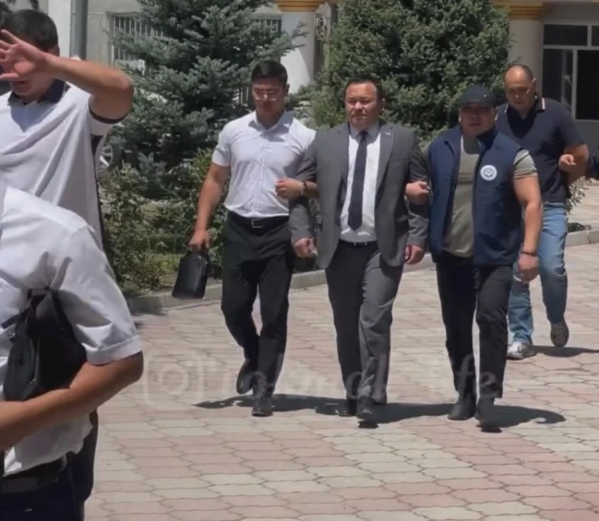 Қырғызстанда Токмок қаласының әкімі жиналыс үстінде  ұсталды: МҰҚК тергеуінің жай-жапсары жария етілді