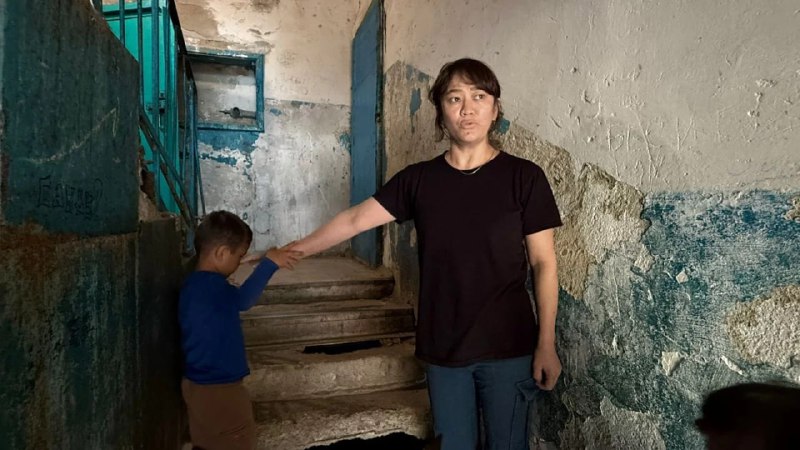Шіріген баспана – әкімдіктен «сыйлық»: Ақтөбеде көпбалалы ана апатты жатақханадан пана тапты