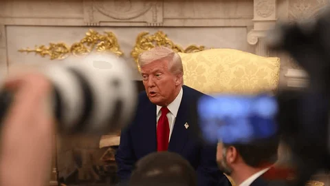 Трамп ЕО-ға Үндістан мен Қытайға қарсы 100%-ға дейін кедендік тариф енгізуді ұсынды