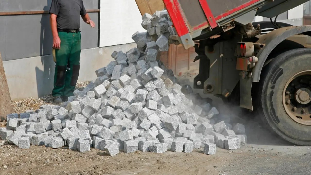 Алматыда брусчатка ұрлығы мен сапасыз жөндеулер үшін аудан әкімдері жазаланды