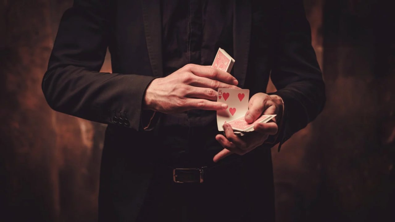 Қызметкерлеріне қорқытып, құмар ойынға итермелеген: мәдениет үйі директоры жанжал ортасында қалды