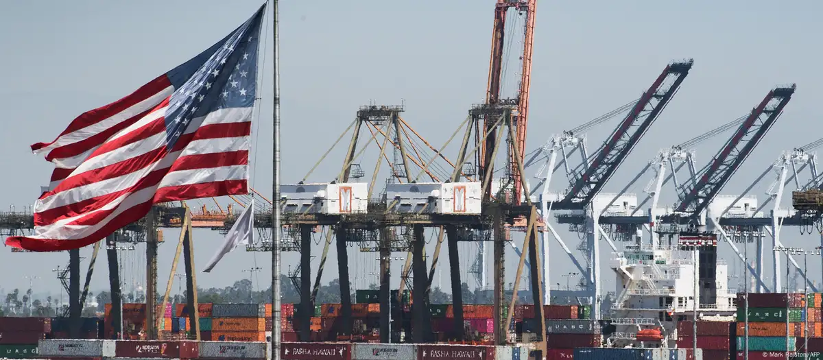 Трамп Қытайға қосымша 100% кедендік тариф енгізетінін жариялады