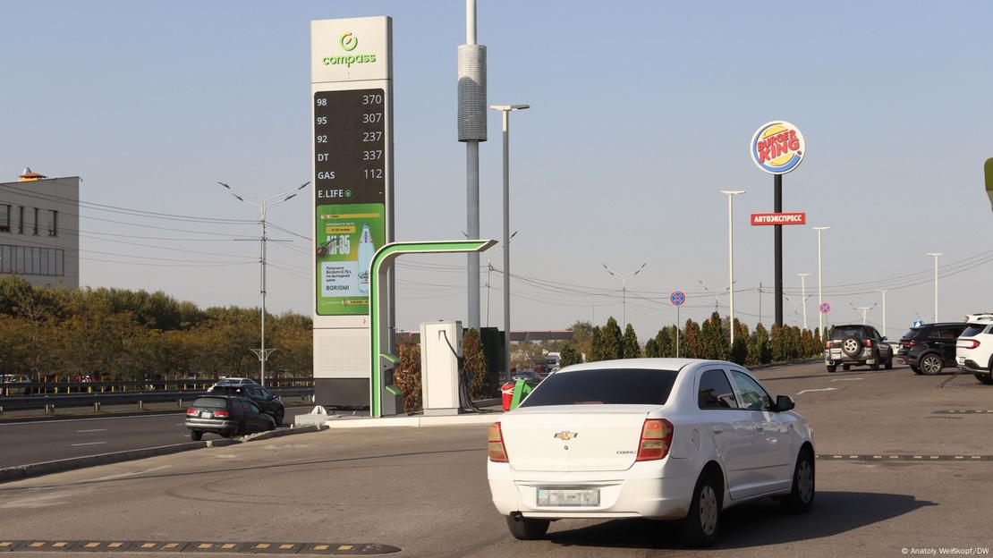 Қазақстанда жанармай бағасы аптасына өсіп жатыр: себебі Ресей ме?