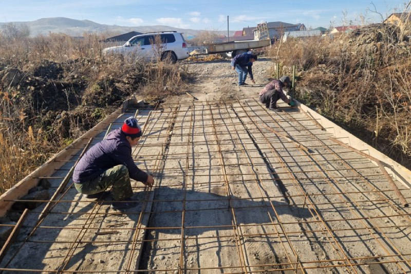 Өскемен тұрғындары билік жылдар бойы шешпеген мәселені өз қаржысына шешті — өзен үстінен көпір салып алды