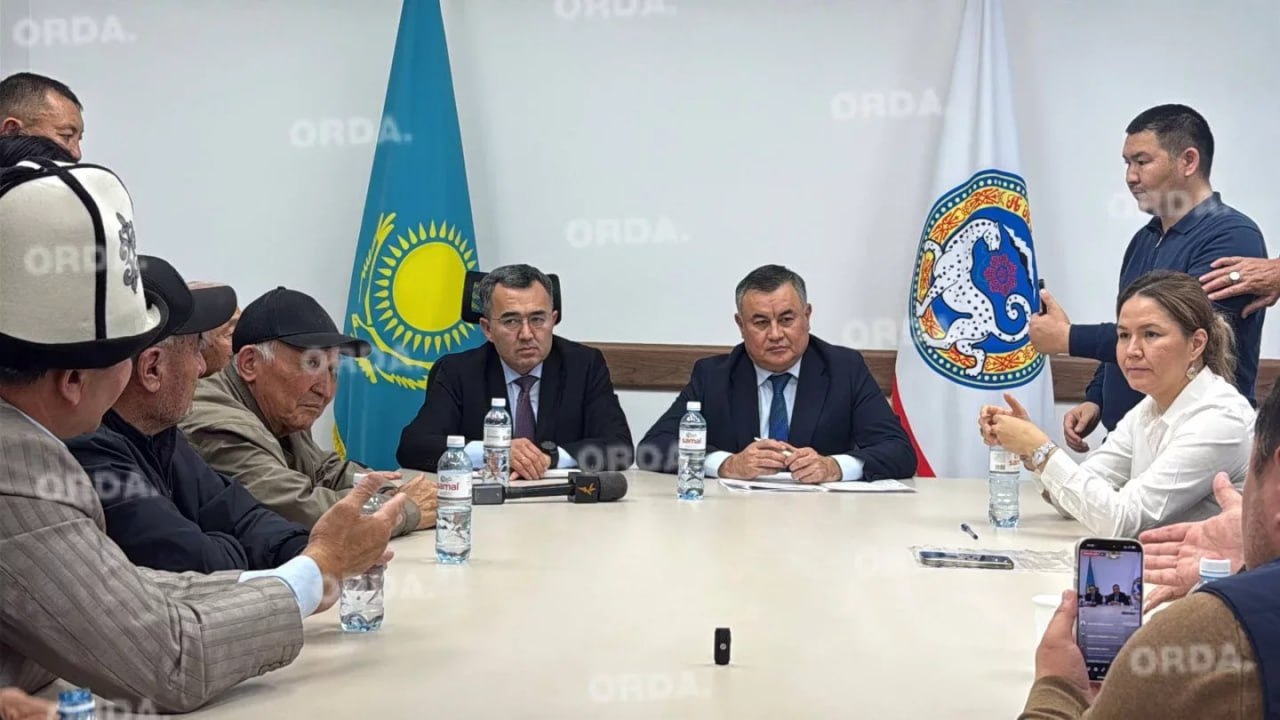 «Бізге қазақ мектебі керек!» — Алматы тұрғындары жаңа мектеп үшін акиматқа шықты