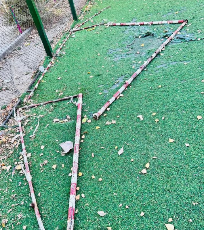 Көкшетауда балалар алаңындағы қақпа құлап, жасөспірімнің қолын сындырды