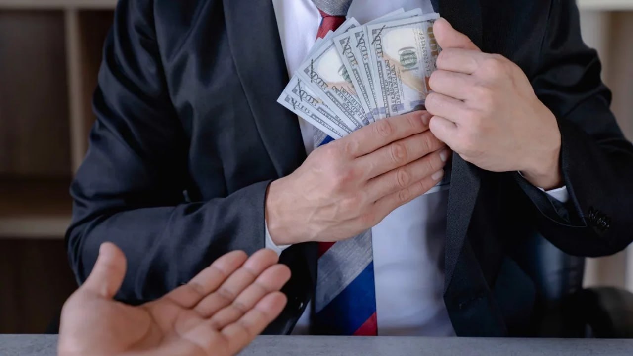 Әділет министрлігі шенеуніктері пара алғаны үшін сотқа беріледі